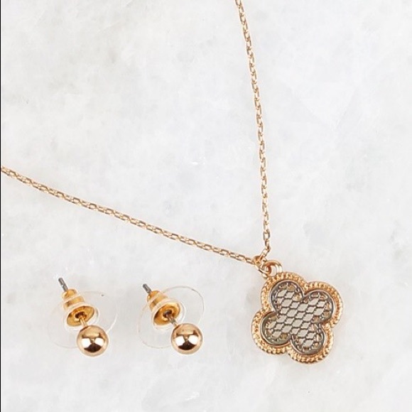 Dainty Gold-Silver Clover Necklace - Picture 3 of 4